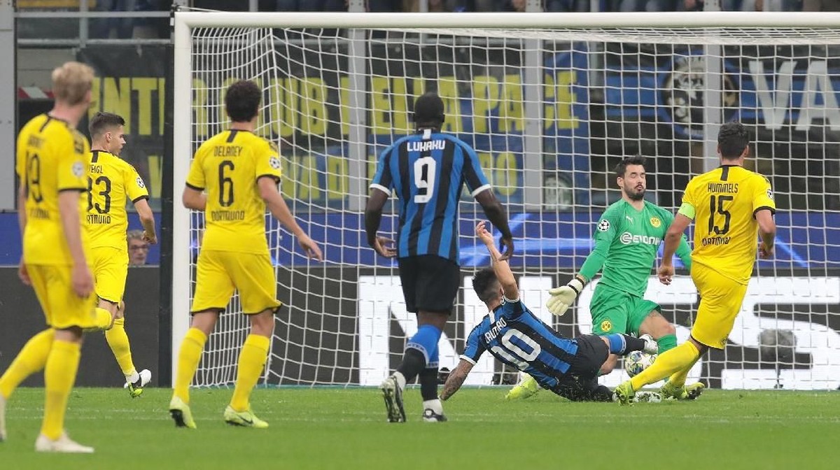 Inter Milan unggul 1-0 atas Borussia Dortmund di babak pertama (Foto: Emilio Andreoli/Getty Images)