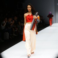 Adinia Wirasti tampil dengan kemben dan celana lebar yang dipadu blazer oversized multi-color. Padanan gaya ini membuat tubuhnya yang sudah tinggi terlihat lebih jenjang. Foto: Rachman Haryanto/detikcom