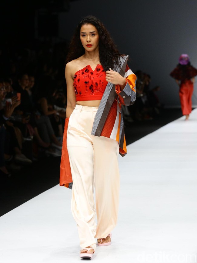 Adinia Wirasti tampil dengan kemben dan celana lebar yang dipadu blazer oversized multi-color. Padanan gaya ini membuat tubuhnya yang sudah tinggi terlihat lebih jenjang. Foto: Rachman Haryanto/detikcom