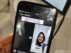 Mencoba Hijab Kreasi Robot Rinna Microsoft