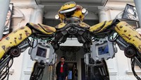 Robot berjudul X-SPIDER PUNX ciptaan seniman Dwiky KA berdiri di depan Galeri Nasional Indonesia.