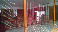 Enam gedung tersebut yaitu Gedung Sri Manganti (menerima tamu), Bumi Kaler (rumah dinas bupati), Gendeng (menyimpan pusaka lama), Pusaka, Gamelan dan Gedung Kereta Kencana. Total luasnya 1,8 hektar (Mukhlis/detikcom)