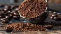 Punya stok kopi bubuk? Jangan simpan di kulkas. Cukup simpan di wadah kedap udara dan simpan di lemari dapur. Jika kopi bubuk disimpan di kulkas, aromanya bisa berubah. 