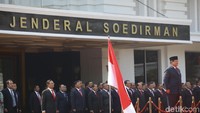 Setelahnya, Prabowo naik ke atas podium.