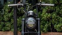 Zeus menggunakan stang model U. Pada bagian penerangan menggunakan headlamp standar dari pabrikan ber ciri khas bobber alias berbentuk lingkaran. Foto: Zeus Custom