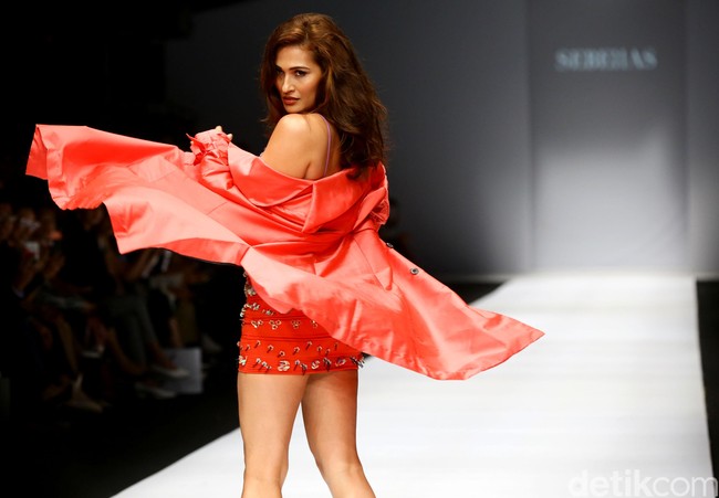 Karenina Maria Anderson demikian nama lengkapnya tampil sebagai model pembuka untuk fashion show dari brand SEBE11AS. Adalah dua desainer Hakim Satriyo dan Riyam Dayani yang berada di balik brand tersebut. Hakim Satriyo sebelumnya juga dikenal sebagai fotografer. Foto: Rachman Haryanto/Detikcom