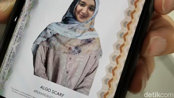 Beberapa saat kemudian, akan muncul foto kita mengenakan hijab kolaborasi Ria Miranda dan Rinna. Foto: Aisyah Kamaliah/detikINET