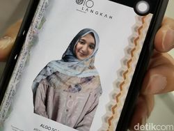 Mencoba Hijab Kreasi Robot Rinna Microsoft