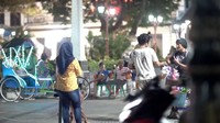 Ia pun mengganggu warga Semarang dan meminta uang dari mereka. Dok. YouTube