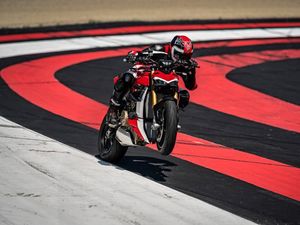 Tantang Kawasaki Sugomi Supercharged, Ducati Luncurkan Streetfighter V4