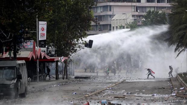 Meriam air dikerahkan untuk membubarkan demonstran di Santiago, Chile