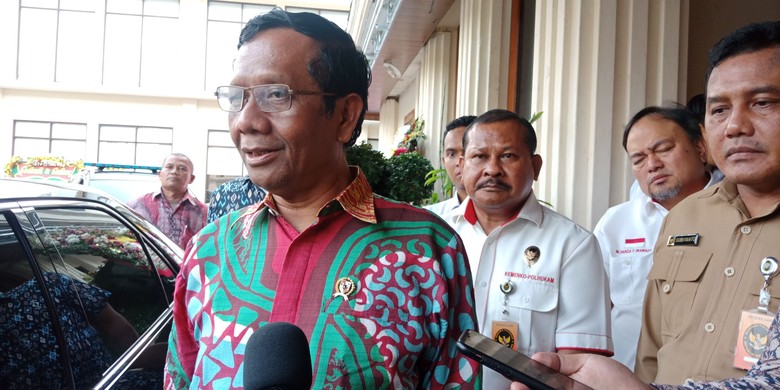 Mahfud Md Siap Sorongkan Kuping untuk Dijewer Amien Rais Mahfud Md Siap Sorongkan Kuping untuk Dijewer Amien Rais