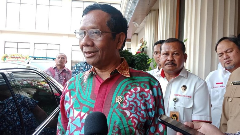 Pemerintah Akan Tolong HRS Bayar Overstay? Mahfud: Saya Bantu Kalau Butuh Uang Pemerintah Akan Tolong HRS Bayar Overstay? Mahfud: Saya Bantu Kalau Butuh Uang