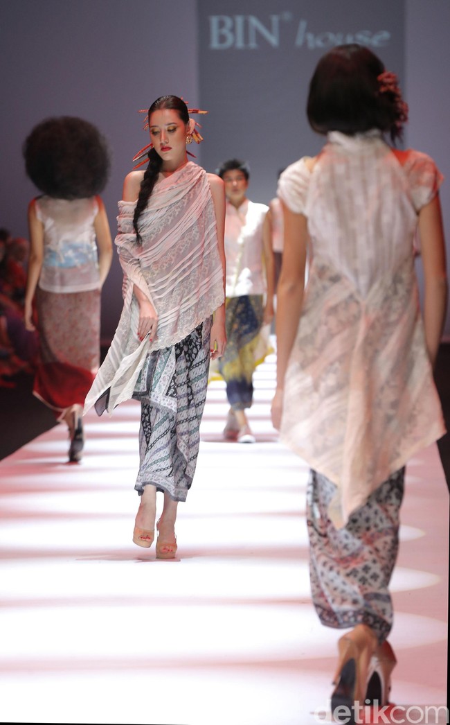 Obin meluncurkan koleksinya dalam fashion show bertajuk Rayuan Kain di Jakata Fashion Week 2020, Senayan City, Jakarta. Kamis [24/10/2019]. Foto: Rachman Haryanto/detikcom.