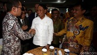 Acara serah terima Menpora tersebut juga dihadiri oleh sejumlah tokoh, diantaranya adalah mantan Menpora dari periode pemerintahan sebelumnya, seperti Roy Suryo dan Adhyaksa Dault.