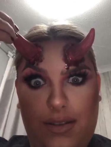 Viral, Wanita Pasang Tanduk di Kepala untuk Halloween Tapi Tidak Bisa Lepas