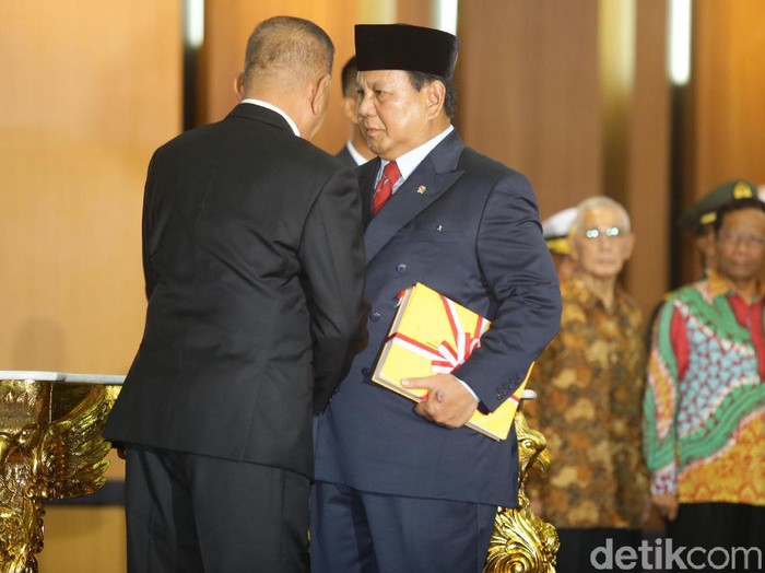 Prabowo Subianto melaksanakan serah terima jabatan Menhan dengan Ryamizard Ryacudu siang ini. Keluarga dan sahabat Prabowo ikut hadir.