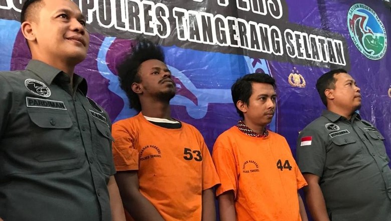 Polisi Pamerkan Ibnu Rahim Pesinetron Madun Bersama Sabu dan Inex Polisi Pamerkan Ibnu Rahim Pesinetron Madun Bersama Sabu dan Inex