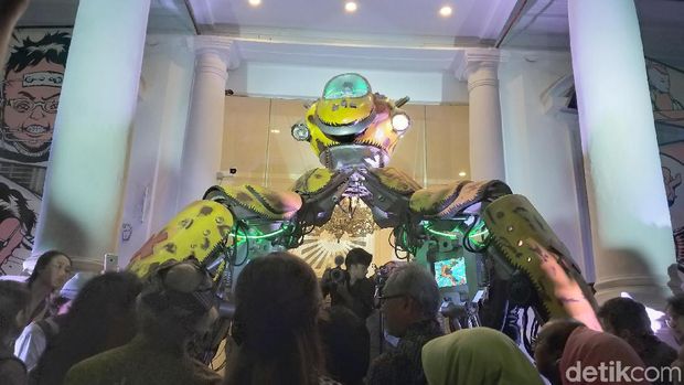 Robot Berdiri di Depan Galeri Nasional Indonesia, Pengin Lihat? 