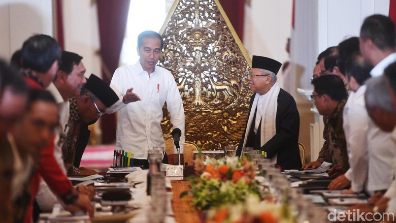Jokowi Beri 1 Bulan untuk Menteri Kumpulkan Aturan Tumpang Tindih Jokowi Beri 1 Bulan untuk Menteri Kumpulkan Aturan Tumpang Tindih