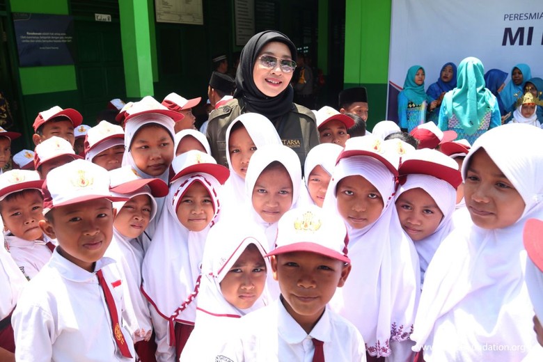 CT Arsa Bangun Madrasah Rusak Terdampak Tsunami di Lampung Selatan CT Arsa Bangun Madrasah Rusak Terdampak Tsunami di Lampung Selatan