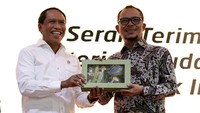 Menteri Pemuda dan Olahraga (Menpora) periode 2019-2024 Zainudin Amali nampak tersenyum saat hadir di acara serah terima jabatan dari pelaksana tugas (Plt) Hanif Dhakiri yang sebelumnya ditunjuk Jokowi untuk menggantikan Imam Nahrawi yang terjerat kasus korupsi, Jakarta, Kamis (24/10/2019).