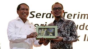 Senyum Cerah Zainudin Amali Saat Sertijab Menpora