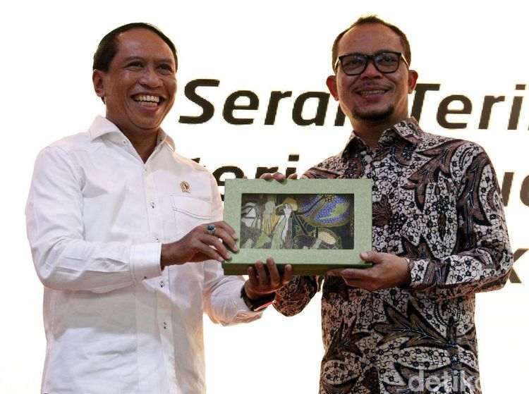 Senyum Cerah Zainudin Amali Saat Sertijab Menpora