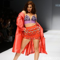 Karenina sendiri sangat menikmati momen comeback-nya ini. Dia mengunggah kembali Instagram Story orang-orang yang menampilkan video aksinya di panggung Jakarta Fashion Week 2020. Foto: Rachman Haryanto/Detikcom