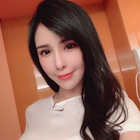 Terlepas dari sikapnya yang buruk, staf penerbangan AirAsia masih melanjutkan pekerjaan mereka dan hanya berdiri dengan sopan, menunggu Sabee untuk tenang. Sejak postingan itu beredar, netizen mengkritik Sabee karena perilakunya yang kasar. Namun, kini postingan Sabee itu telah dihapus. Foto: Facebook