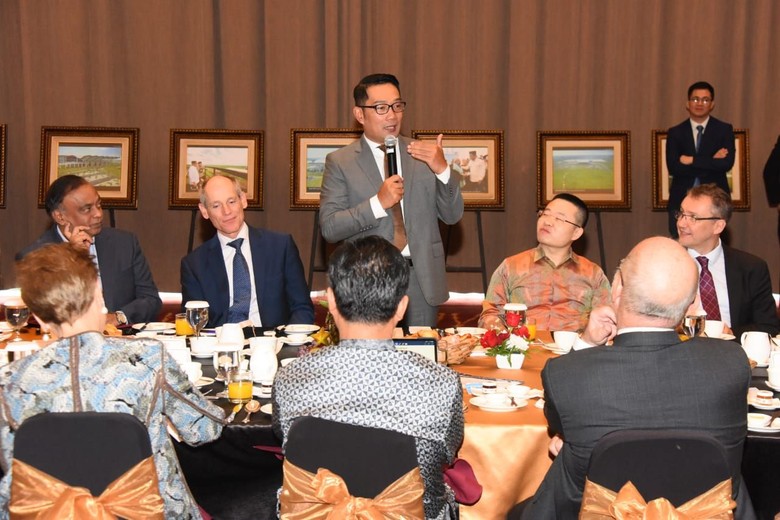 Ridwan Kamil Kenalkan Potensi Investasi Jabar ke Dubes dan Para CEO Ridwan Kamil Kenalkan Potensi Investasi Jabar ke Dubes dan Para CEO