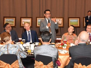Ridwan Kamil Kenalkan Potensi Investasi Jabar ke Dubes dan Para CEO