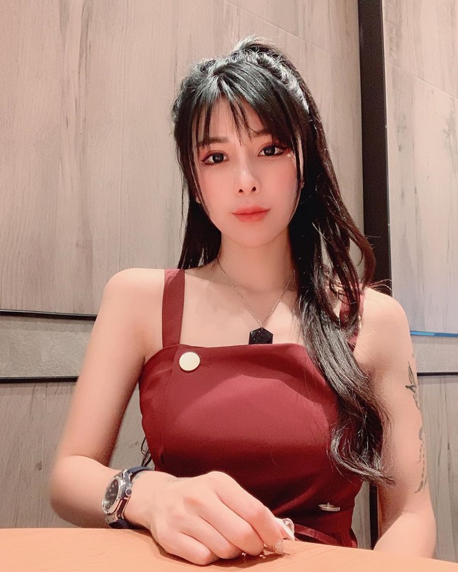 Runner up Miss Malaysia International ini pun menulis bahwa ketika ia pergi ke toilet, penumpang lain sudah di depannya dan keduanya harus menunggu beberapa saat sebelum Sabee bertanya kepada pramugari di dekatanya tentang apa yang sedang terjadi. Foto: Instagram @sabee996