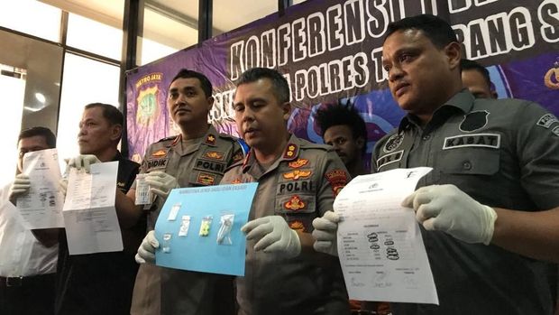 Polisi memperlihatkan barang bukti dari Ibnu dan temannya.