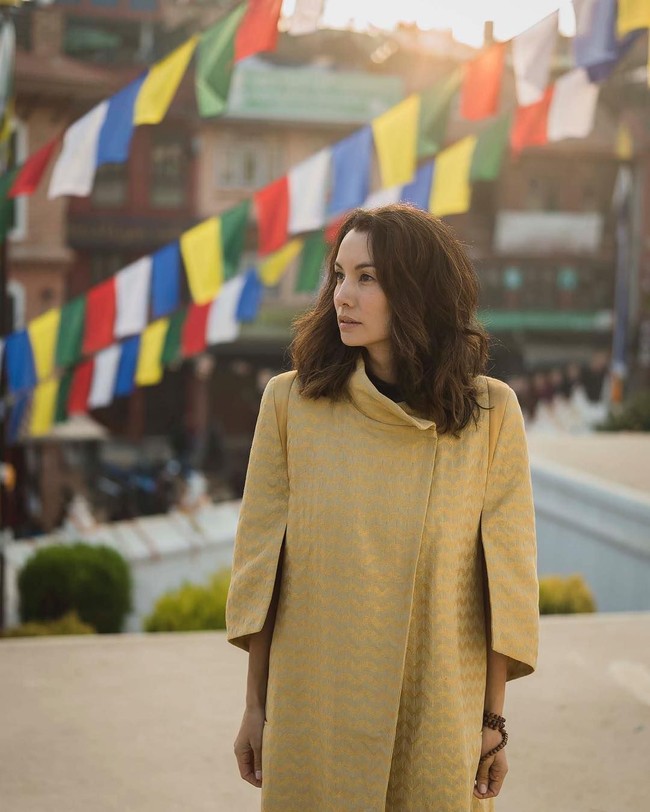 Nadya Hutagalung cukup sering memamerkan foto penampilannya saat memakai busana karya Didit Hediprasetyo. Salah satunya adalah gayanya ini saat melakukan pemotretan di Nepal. Nadya memakai coat songket rancangan Didit. Foto: Dok. Instagram