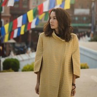 Nadya Hutagalung cukup sering memamerkan foto penampilannya saat memakai busana karya Didit Hediprasetyo. Salah satunya adalah gayanya ini saat melakukan pemotretan di Nepal. Nadya memakai coat songket rancangan Didit. Foto: Dok. Instagram