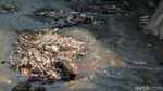 Sampah di Aliran Kali Krukut Depok Dibersihkan