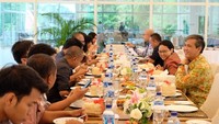 Retno juga akrab dengan para wartawan Istana. Ia mengajak makan siang, di kantin Kemenlu yang modern.  Foto: Instagram @retno_marsudi
