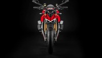 Area fascia-nya berbentuk pipih dan menunduk, dengan dual headlamp dan DRL (Day Running Light). Sedangkan bagian mesinnya dibiarkan terbuka tanpa bodi fairing. Membuatnya terlihat padat dan kekar./Foto: Ducati