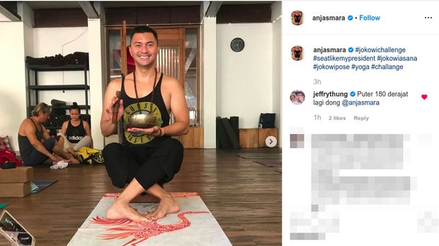 Anjasmara menirukan posisi duduk Jokowi.