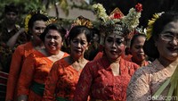 Sejumlah peserta pawai nampak antusias mengenakan pakaian adat dari daerah Bali.