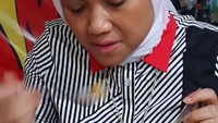 Ida juga tak melewatkan kesempatan mencicip bakmi godog di Semarang. Dengan pelengkap sate kulit, Ida menulis, Waduh pedese poll, tulis Ida. Foto: Instagram
