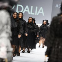 Dalam desainnya kali ini, Barli lebih banyak menampilkan material transparan untuk semakin menekankan femininitas dan keanggunan seorang wanita. Perpaduan outer ruffle dengan gaun membuat koleksi kali ini juga menyiratkan era Victorian. Belum lagi aksen pita dan siluet avant garde yang memang cukup populer di zaman itu. Foto: Rachman Haryanton/Wolipop