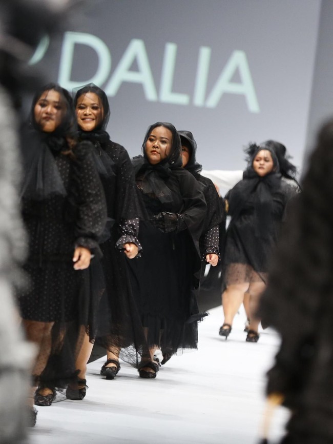 Dalam desainnya kali ini, Barli lebih banyak menampilkan material transparan untuk semakin menekankan femininitas dan keanggunan seorang wanita. Perpaduan outer ruffle dengan gaun membuat koleksi kali ini juga menyiratkan era Victorian. Belum lagi aksen pita dan siluet avant garde yang memang cukup populer di zaman itu. Foto: Rachman Haryanton/Wolipop