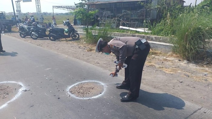Truk Ugal-ugalan Tewaskan 2 Biker di Sidoarjo