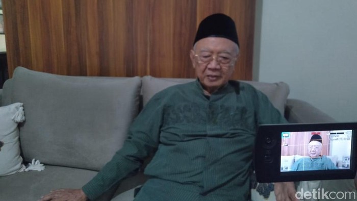 PBNU mengklaim banyak kiai memprotes keputusan Presiden Jokowi memilih Jenderal (Purn) Fachrul Razi menjadi Menteri Agama (Menag). Merespons polemik tersebut, Pengasuh Pondok Pesantren (PP) Tebuireng, Jombang KH Salahuddin Wahid atau Gus Solah justru mempertanyakan kewenangan NU terhadap pemilihan menteri.