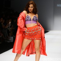 Karenina menggebrak panggung fashion show A Story of Second Chances yang dipersembahkan Tinkerlust berkolaborasi bersama tiga brand fashion lokal. Ia tampil seksi mengenakan coat yang dipadu kamisol dan rok mini berhias ornamen bunga dan payet karya Sebe11as, brand yang digawangi fotografer Hakim Satriyo dan Riyam Dayani. Foto: Rachman Haryanto/detikcom