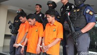 Sebelumnya, aksi pengeroyokan terjadi pada Rabu (9/10) dini hari lalu di Jalan Moch Kahfi I, Jagakarsa, Jakarta Selatan. Saat itu Athalla baru pulang dari rumah temannya, tiba-tiba berpapasan dengan para pelaku yang naik Angkot. Para pelaku menghadang mobil adik artis Verrel Bramasta ini seolah-olah mencari masalah dengan korban. Athalla kemudian dianiaya oleh para pelaku.