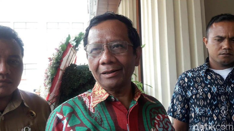 Mahfud: HRS Ngakunya Dicekal 1,5 Tahun, Padahal di RI Maksimal 6 Bulan Mahfud: HRS Ngakunya Dicekal 1,5 Tahun, Padahal di RI Maksimal 6 Bulan