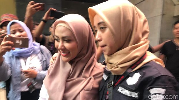 Ketika Pablo Benua dan Rey Utami Terlihat Modis di Sidang 'Ikan Asin'